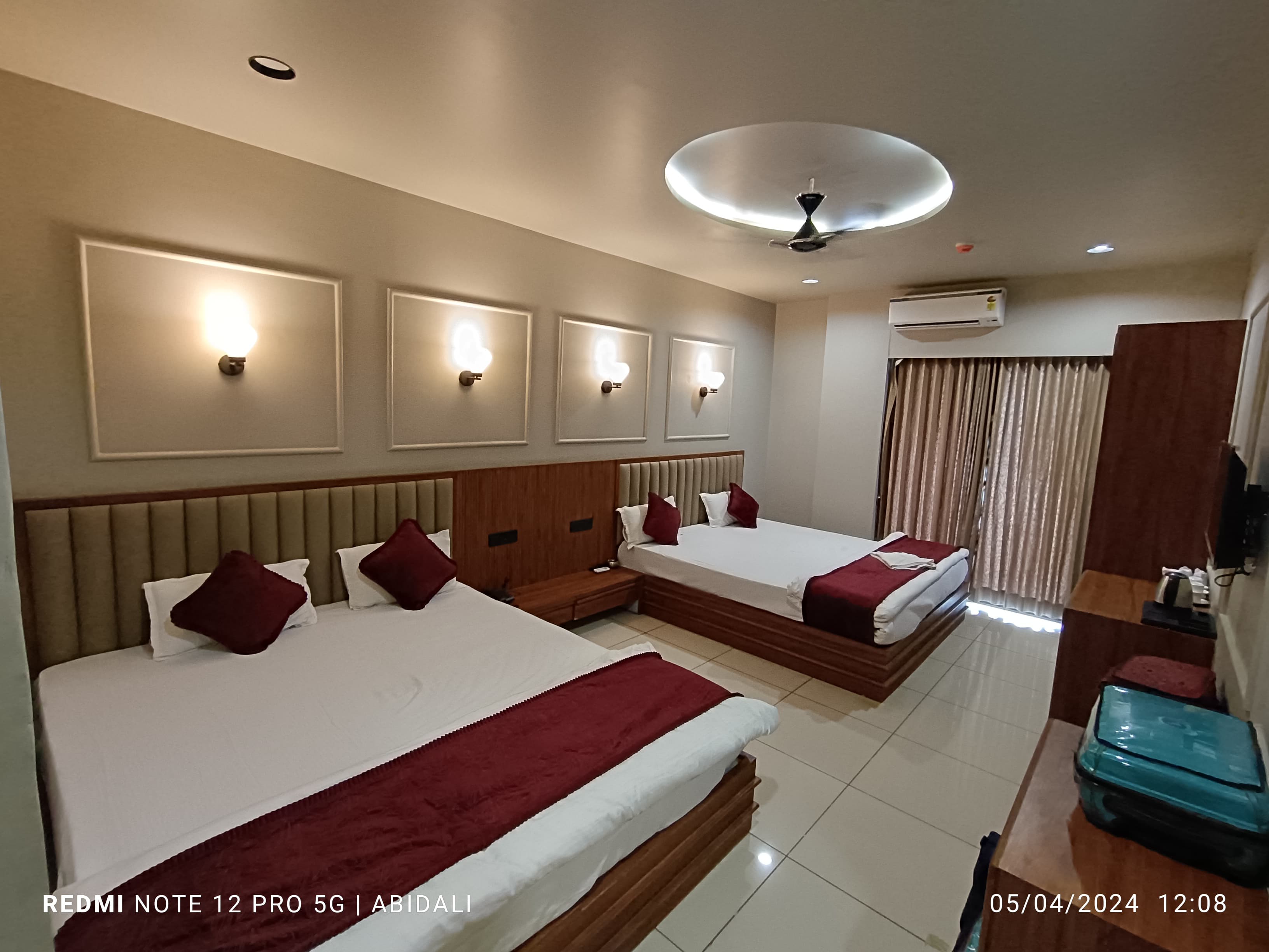 HOTEL METRO MODASA - Tap to explore photos