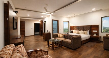 Hotel Chail Residency Room Type - Suite with Private Balcony (Valley View)
