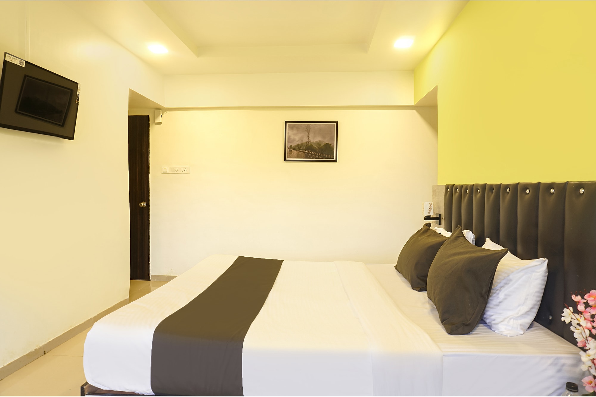FabHotel Vardhan Plaza - Tap to explore photos