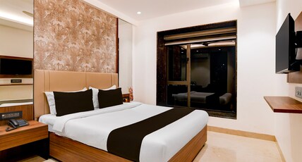 Super Townhouse Oak DLF Newtown Bus Terminal Room Type - Super Deluxe Room