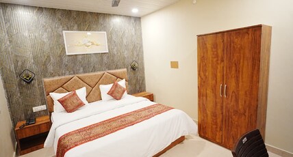 Click Find Stay Orderly Bazar Room Type - Deluxe Room