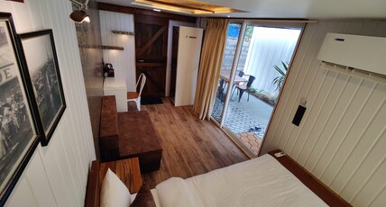 Out Of Box Living Room Type - Small Luxurious Box