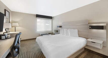 Best Western Plus Twin View Inn & Suites Room Type - 1 King Bed, Non-Smoking, Work Desk With Power And Usb, Microwave And Refrigerator, Full Breakfast