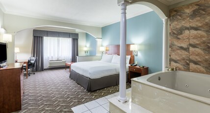 Holiday Inn Express Hotel & Suites Lake Charles Room Type - 1 King Suite Jetted Tub