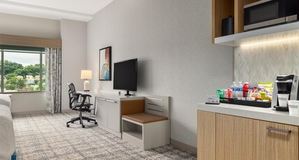Hilton Garden Inn Arlington-Shirlington Room Type - 2 QUEENS W DRINKS-SNACKS