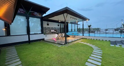 Aquatica farms Room Type - Luxury Suite with Pool View King Bed