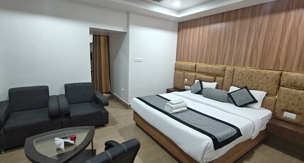 HOTEL HOLIDAY INTERNATIONAL Room Type - Premium Deluxe Room