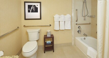 Hilton Raleigh North Hills Room Type - 2DBL MOB HEARING ACC W TUB
