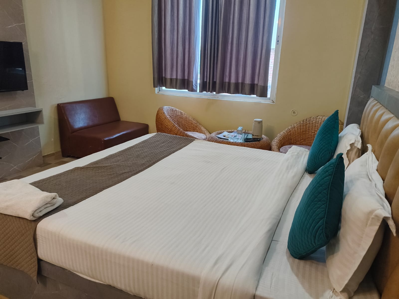 Hotel Gomti Inn Akbarpur - Tap to explore photos