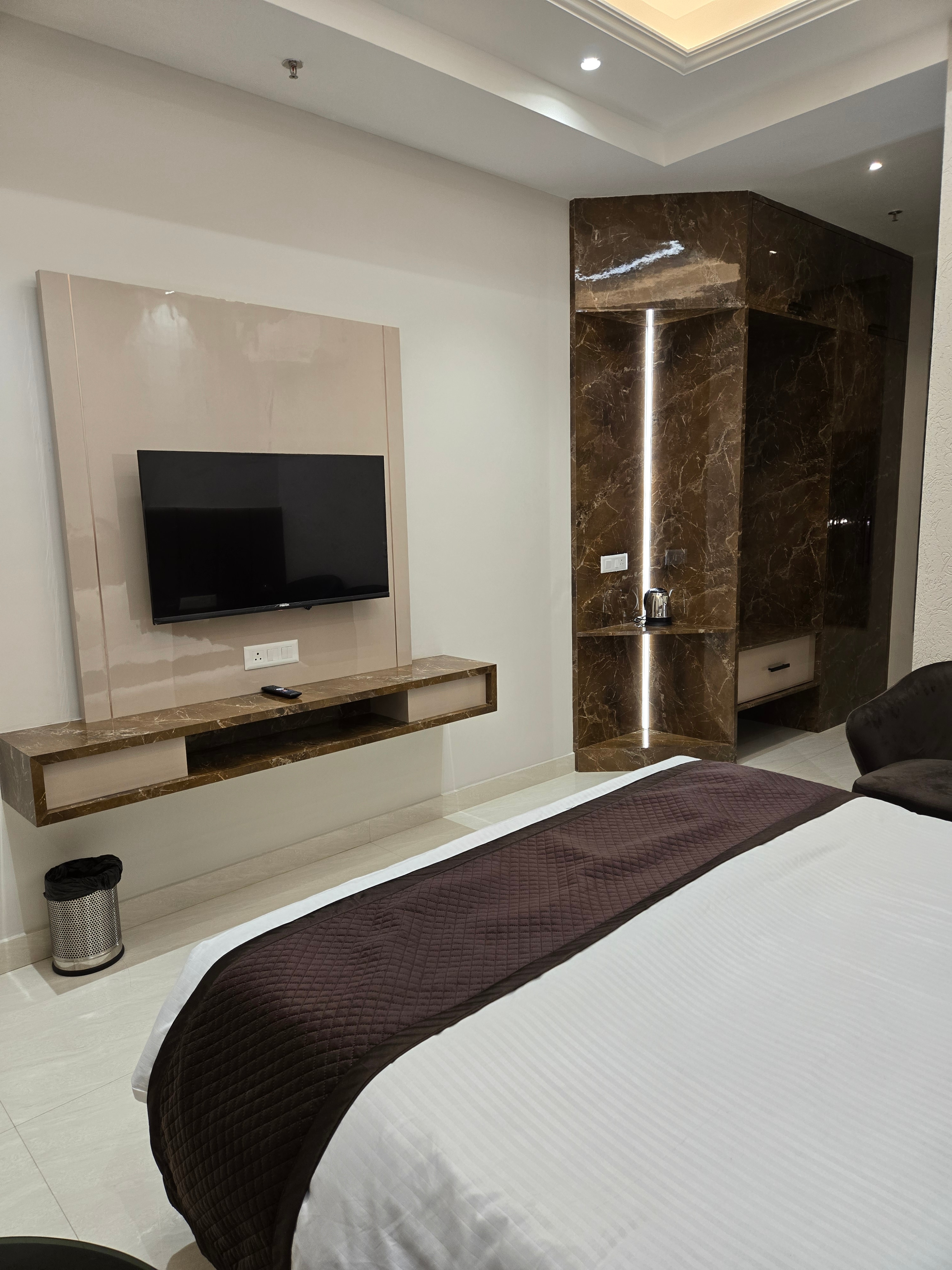 Shri sangam hotel - Tap to explore photos