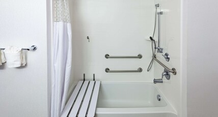 Hampton Inn & Suites Houston North IAH, TX Room Type - 1 KING ACC W TUB NON SMOK