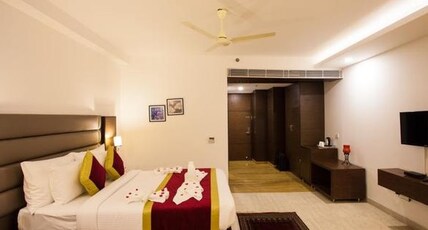 Velvet Clarks Exotica Room Type - Luxury Suite with City view and King Bed