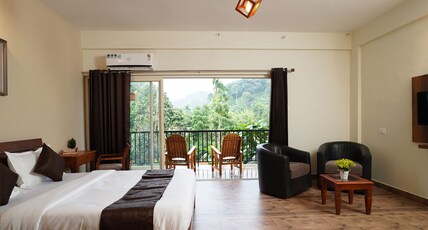 SKYWAY STAYS Room Type - Studio Room Non AC