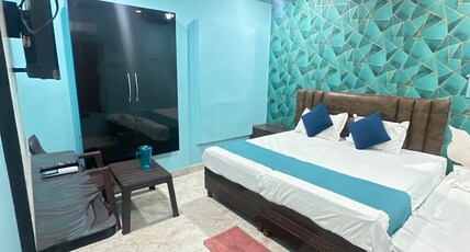 Virat paying guest house Room Type - Premium Family Balcony Room – (King Bed + Single Bed | Balcony | AC | Smart TV | Geyser)