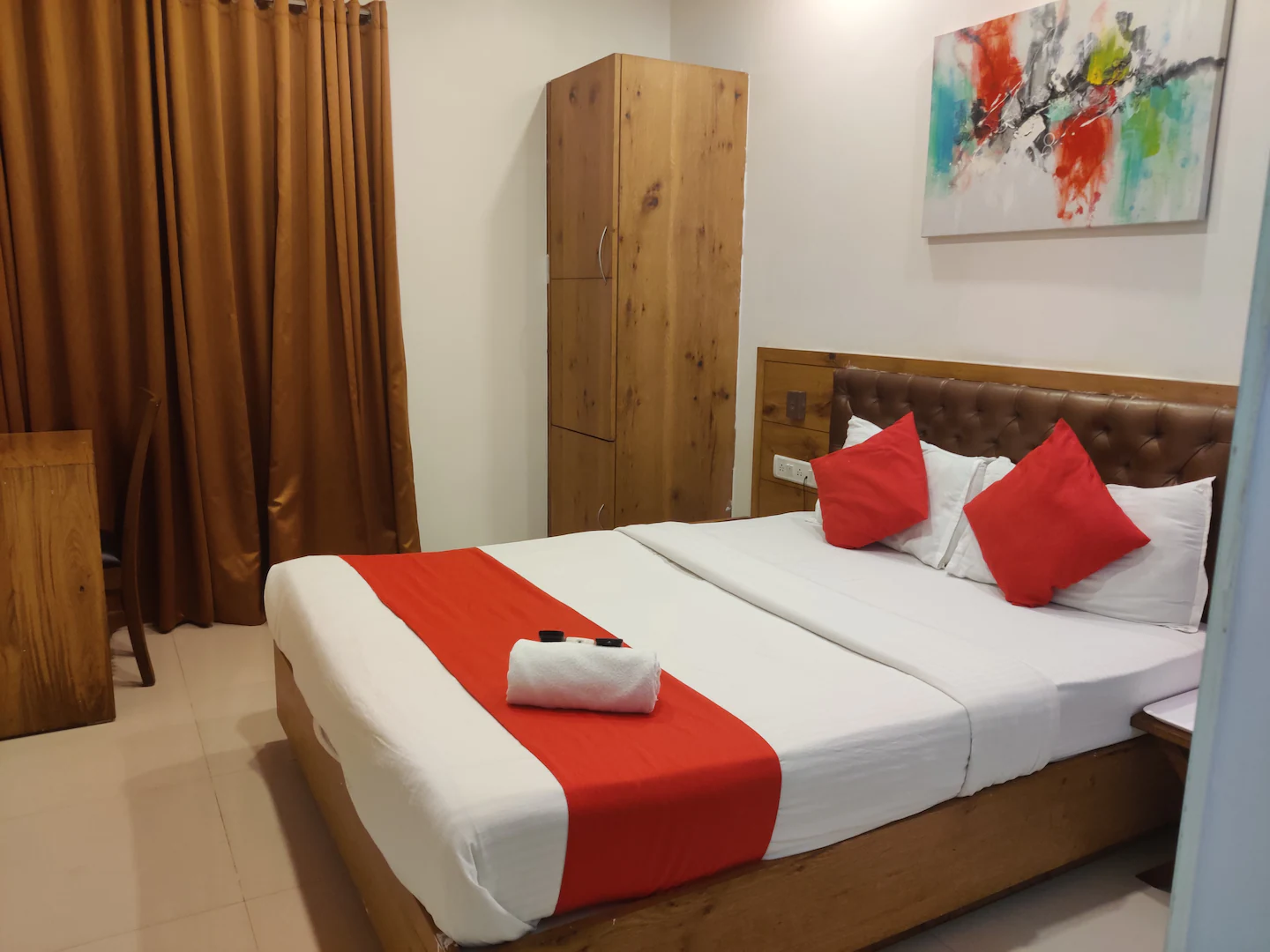 Hotel Grandeur  Walkable Distance from Mumbai International Airport Room Type - Standard Room