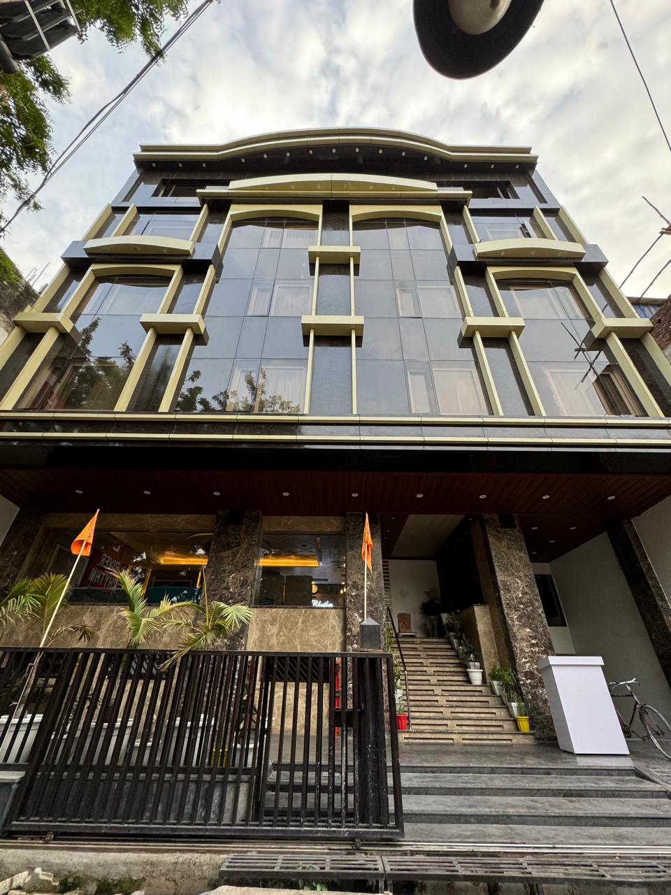 HOTEL RIVER RHYTHM ( 50 mtr. from Assi Ghat ) - Tap to explore photos