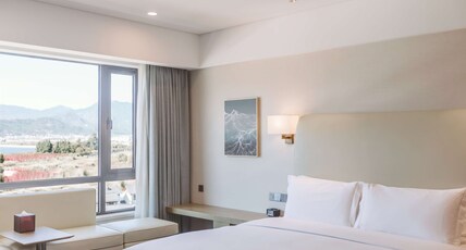 Hilton Lijiang Room Type - KING EXECUTIVE RM LAKEVIEW