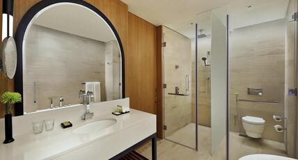 DoubleTree by Hilton Dubai - Business Bay Room Type - KING DELUXE ROOM