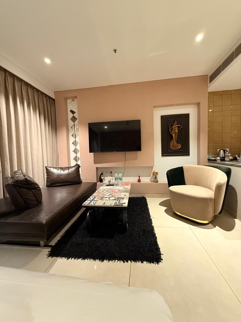 Luxe Key Studio Jacuzzi Apartments - M3M One Key - Tap to explore photos