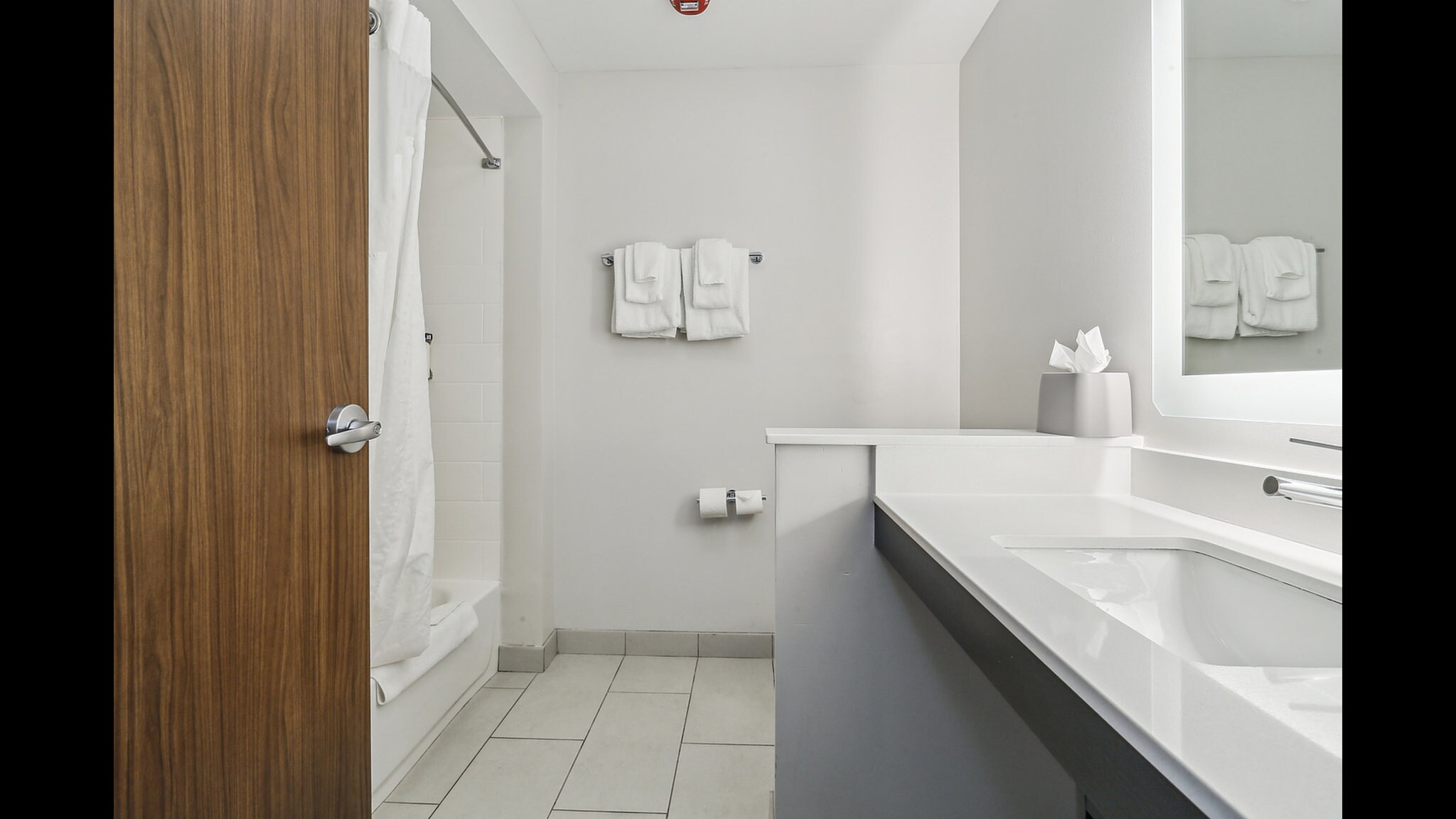 Holiday Inn Express & Suites Bensenville - O'Hare - Tap to explore photos