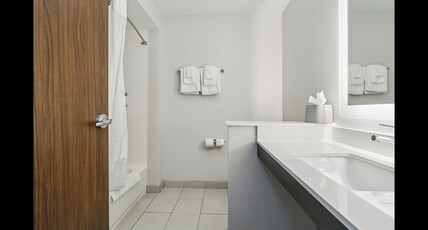 Holiday Inn Express & Suites Bensenville - O'Hare Room Type - 2 Queen Beds Standard