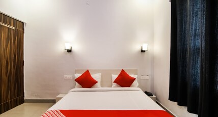 Hotel O S.R Inn Room Type - Deluxe