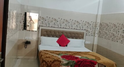 HOTEL DHARA Room Type - King Bed Room with No View