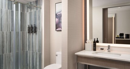 Hotel LIVE Wilmington, Tapestry Collection by Hilton Room Type - 1 KING HEARING ACCESSIBLE