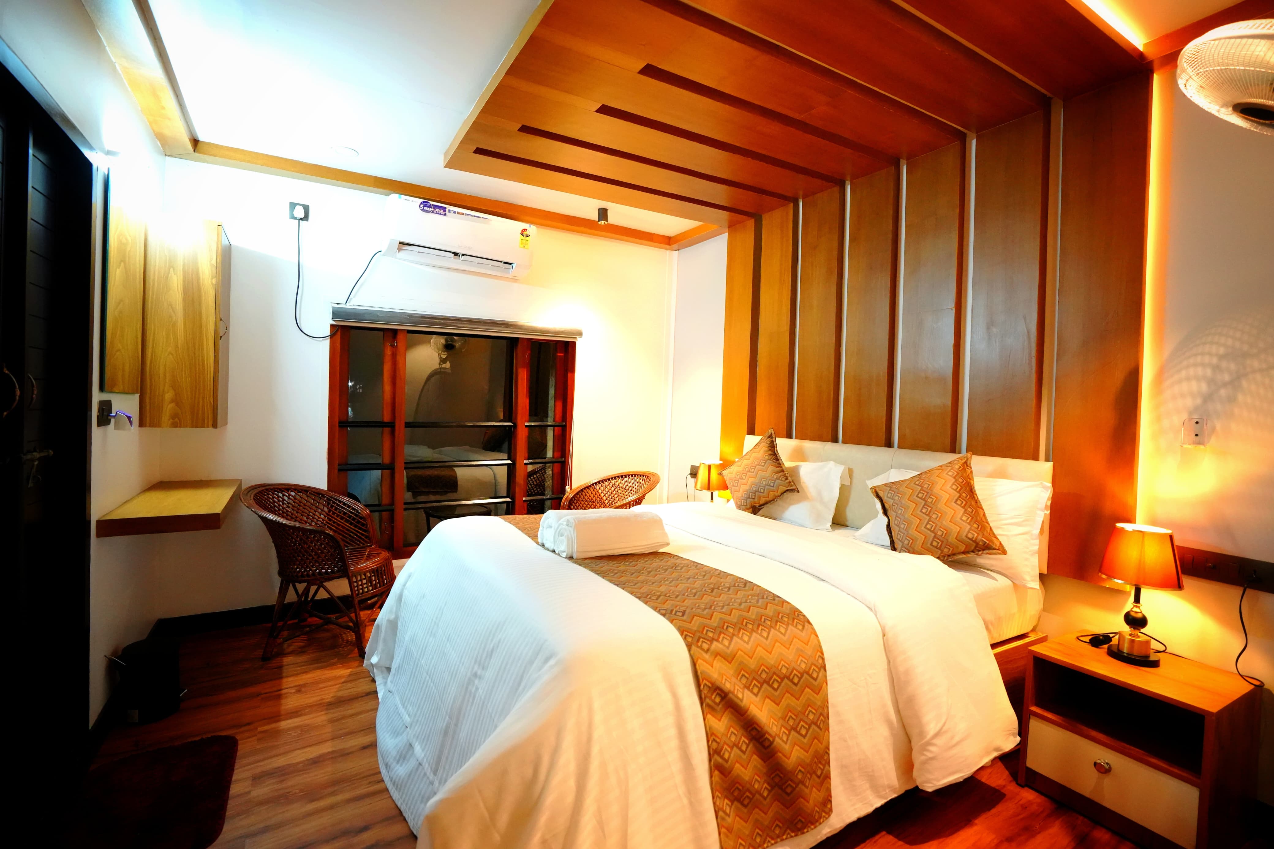 Boats N Beds - Luxury Alleppey Houseboats - Tap to explore photos
