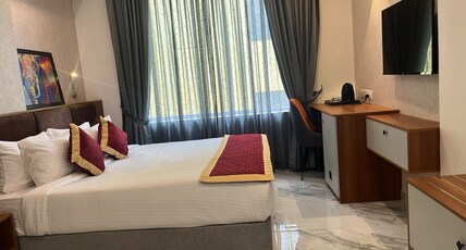 Sabu's Grand Royale Hotel Room Type - Deluxe King Room