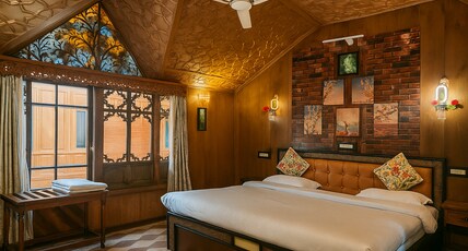 Shabnam Group of Houseboats Room Type - Deluxe Room