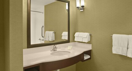 Hilton Garden Inn Akron Room Type - 1 KING ACC RM ROLLIN SHWR