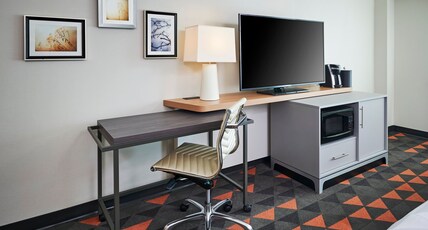 Holiday Inn & Suites OAKVILLE @ BRONTE Room Type - 1 King Standard