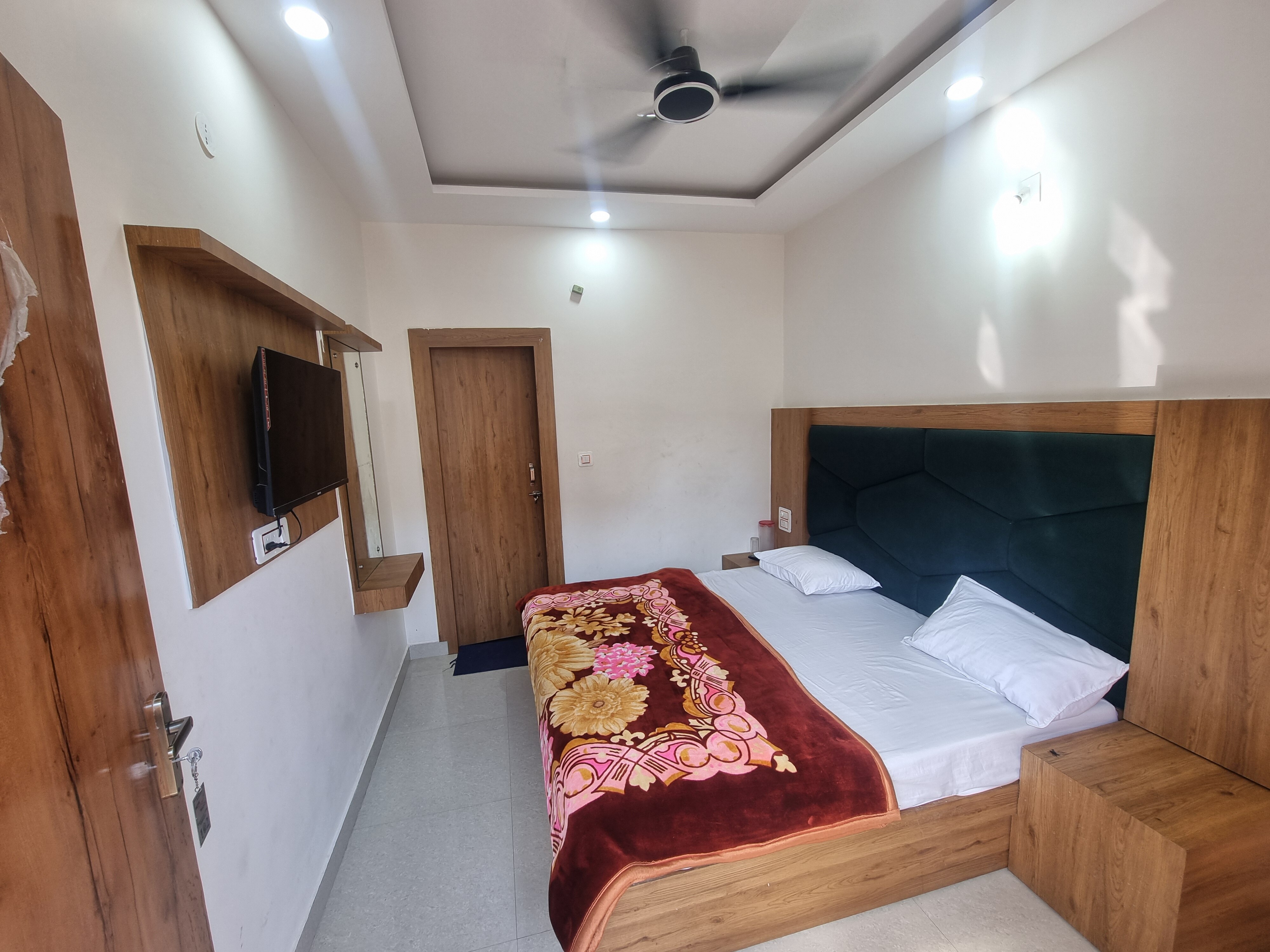 Hotel Kanha Palace - Tap to explore photos