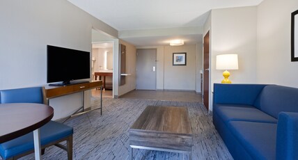 Holiday Inn Express & Suites CINCINNATI RIVERFRONT Room Type - 1 King Bed Suite Additional Living Area