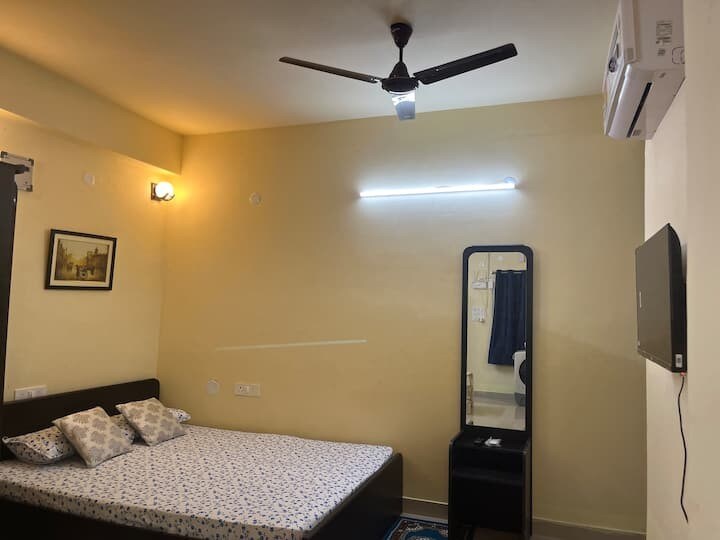 Tiny cozy Studio Room(Ac) 1Km from Airport - Tap to explore photos