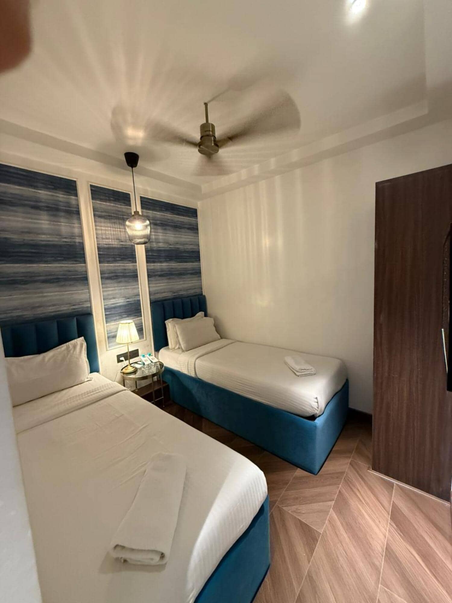 Palm Breeze Hotel - Colaba - Tap to explore photos