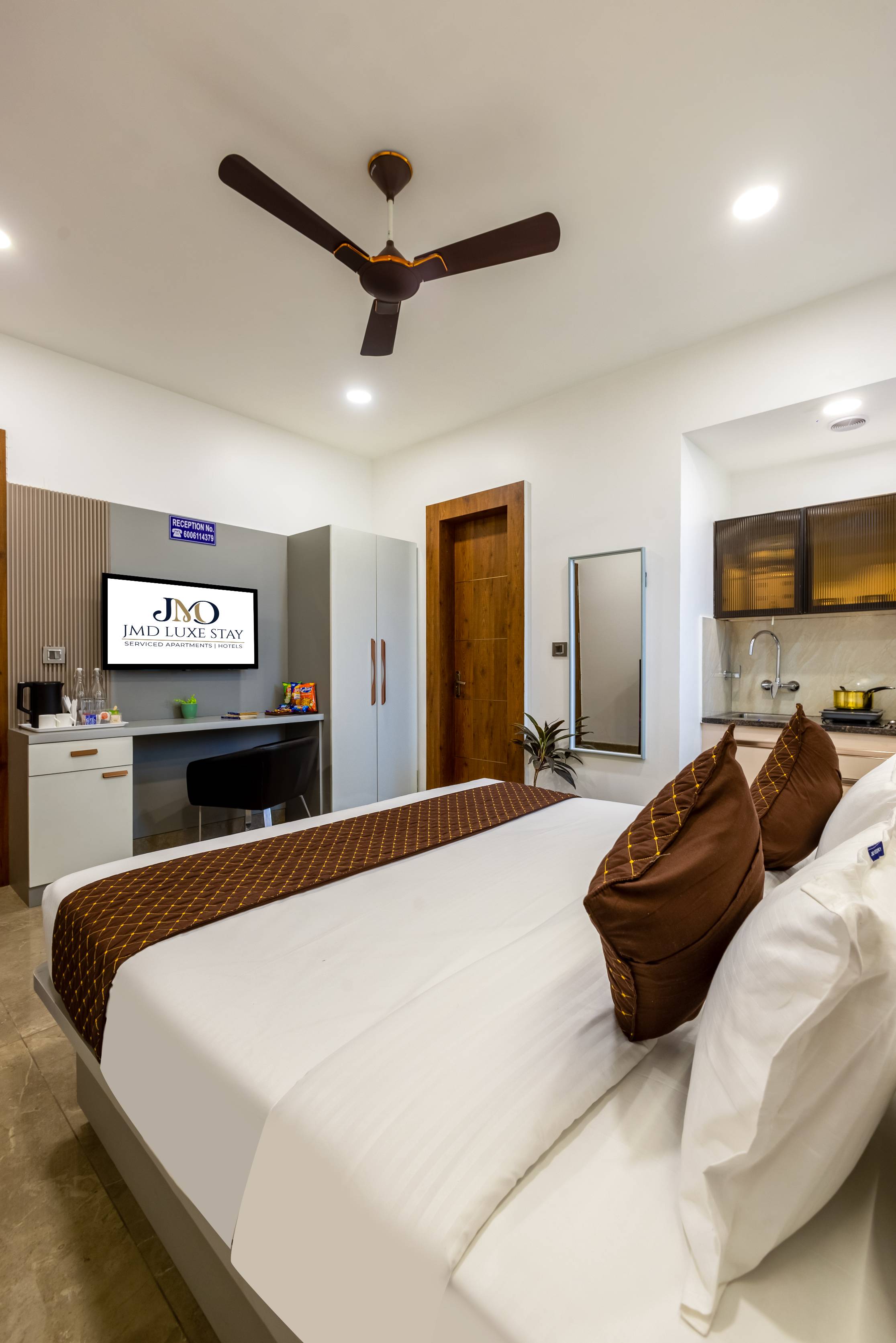 JMD LUXE STAY, DLF Phase 1, Golf Course Road - Tap to explore photos