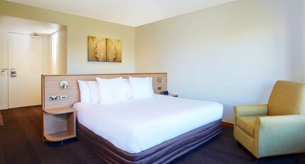 Crowne Plaza CANBERRA Room Type - 1 King Bed Standard City View