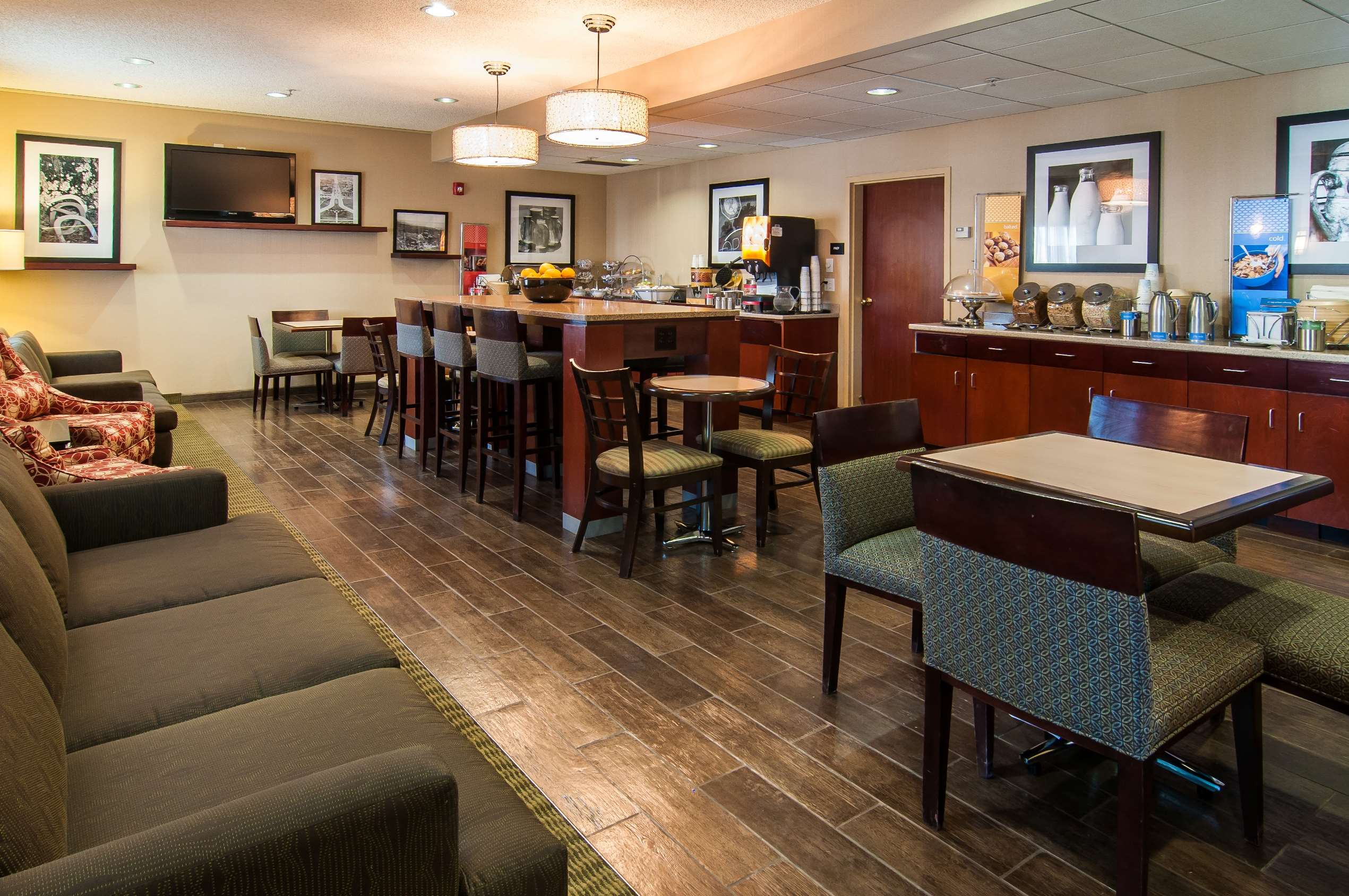 Hampton Inn Boise - Airport - Tap to explore photos