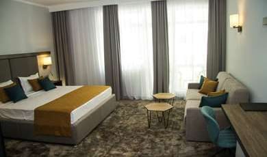 Best Western Plus Premium Inn Room Type - 1 King Bed, Non-Smoking, Deluxe Room, Sofabed, Balcony, Sitting Area, Wi-Fi, Full Breakfast