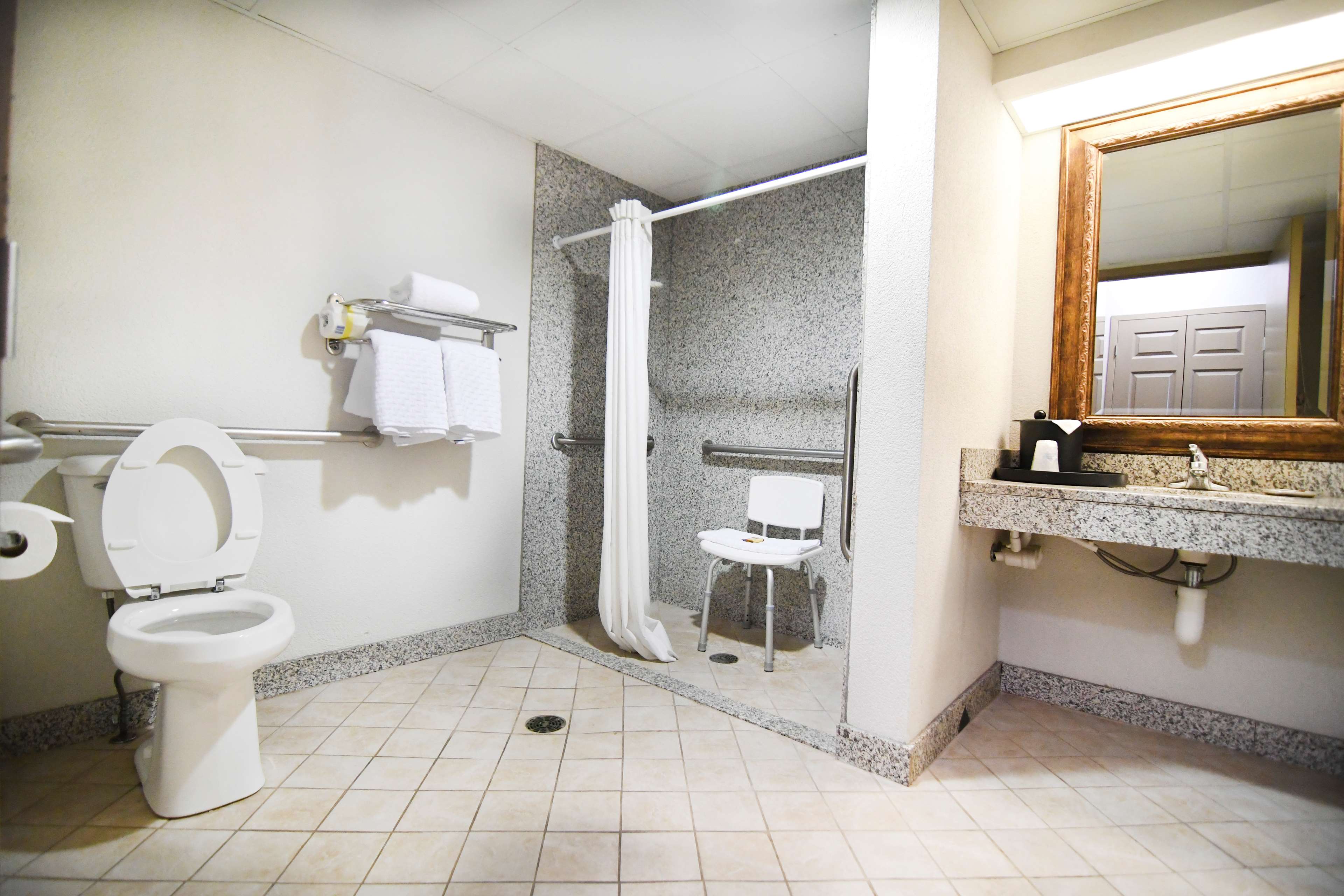 Best Western Plus Sandusky Hotel & Suites - Tap to explore photos