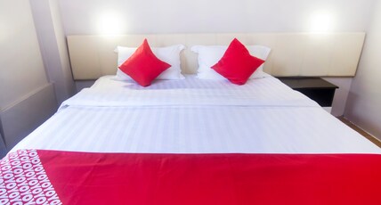 Hotel O iBC36 Business Stay Room Type - Deluxe King