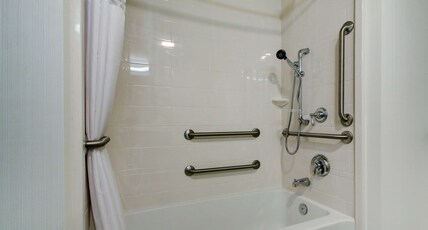 Hampton Inn & Suites by Hilton Milwaukee West Room Type - 1KNG MOB HEAR ACC W TUB