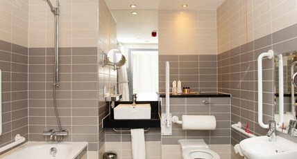 Crowne Plaza Hotel Manchester City Centre Room Type - 1 Queen Bed Standard Accessible