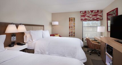 Hampton Inn & Suites Scottsdale on Shea Blvd Room Type - 2 QNS MICROWV FRIDGE NS