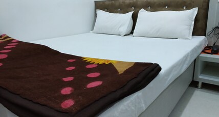 Hotel Nikunj Room Type - Deluxe Air-Cooled Room
