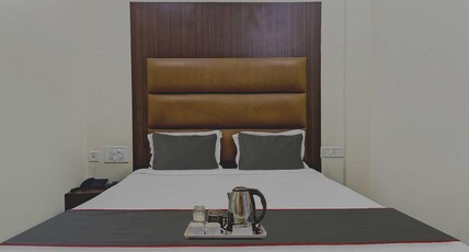 Collection O THE CROWN HOTEL Room Type - Deluxe