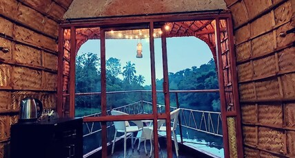 Noah's Nest Tree Houses Room Type - River Front Boat House Cottage
