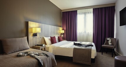 Mercure Versailles Paris Ouest Room Type - Classic Room with 1 double bed and 1 single bed Mercure Versailles Paris Ouest Room Type - Classic Room with 1 double bed and 1 single bed